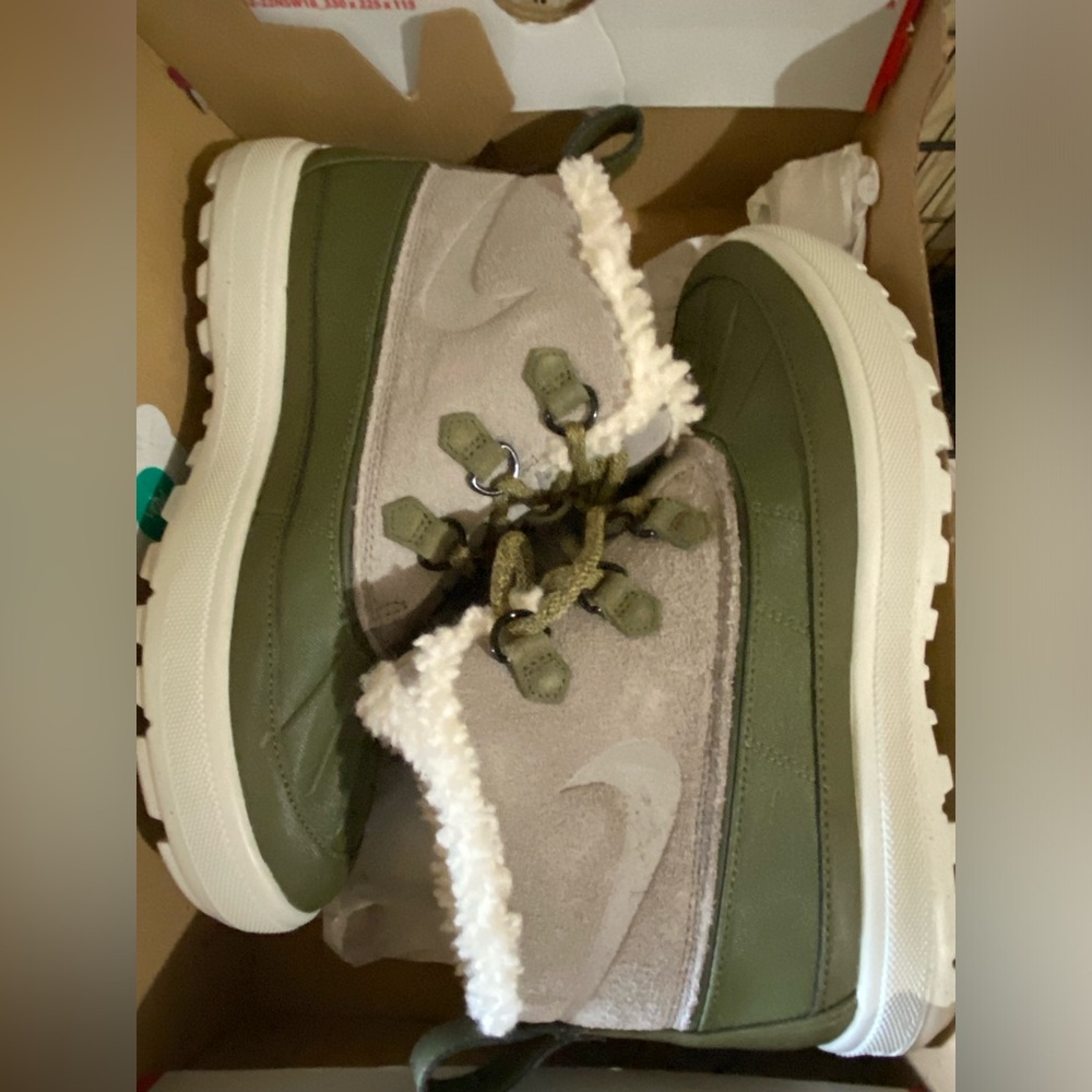 Nike Women’s Woodside Chukka